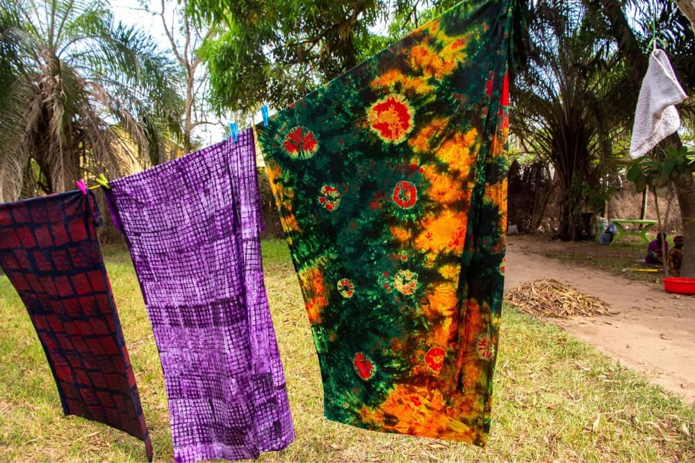 <h3><span style="color: #6e593b;">Batik</span></h3>
<p><span style="color: #000000;">In Tanzania esiste una ricca tradizione di tintura dei tessuti, spesso praticata da artigiani e artisti. Tecniche di tintura tradizionali come il batik e l'uso di colori naturali ottenuti da piante sono ampiamente diffuse. Queste abilit&agrave; artigianali vengono spesso tramandate di generazione in generazione e costituiscono una parte importante dell'identit&agrave; culturale del paese. Vogliamo insegnare e trasmettere queste competenze alle ragazze.</span></p>
